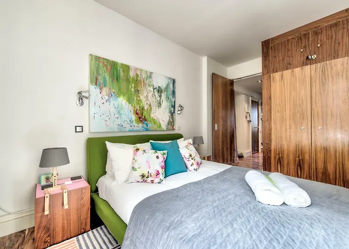 Modern Flat With Fantastic Views By The Royal Mile דירה אדינבורו