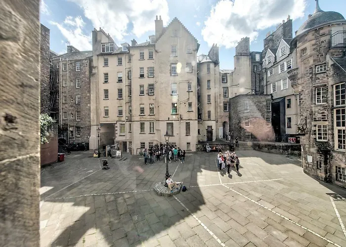 Modern Flat With Fantastic Views By The Royal Mile