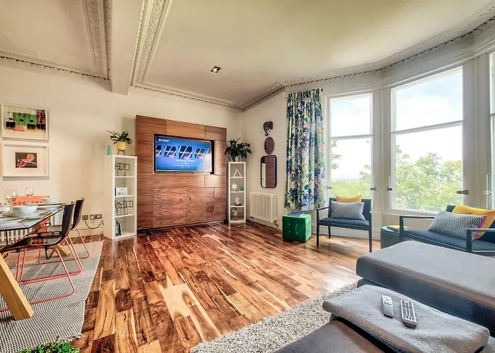 Modern Flat With Fantastic Views By The Royal Mile דירה