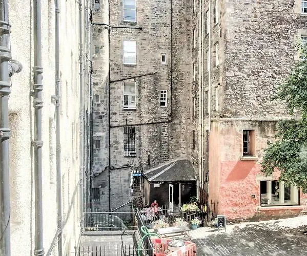 Modern Flat With Fantastic Views By The Royal Mile דירה