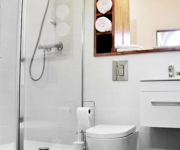 Stylish Flat In 1860's Listed Building *