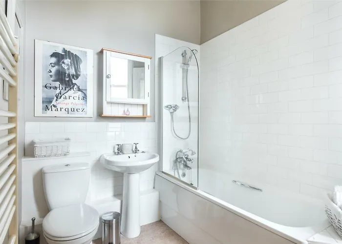 Spacious & Unique 1 Bed With Wifi * אדינבורו