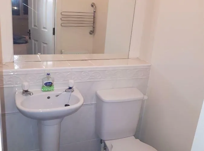 Central & Stylish 3 Bedroom, 2 Bath, Free Parking 에든버러