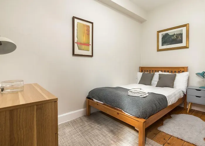 Lovely Daire Edinburgh