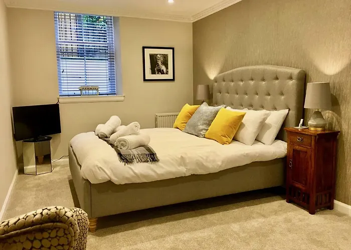 Escape To @ Abercromby Place Apartment