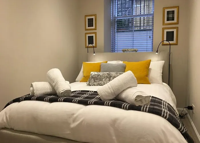 Escape To @ Abercromby Place Apartment