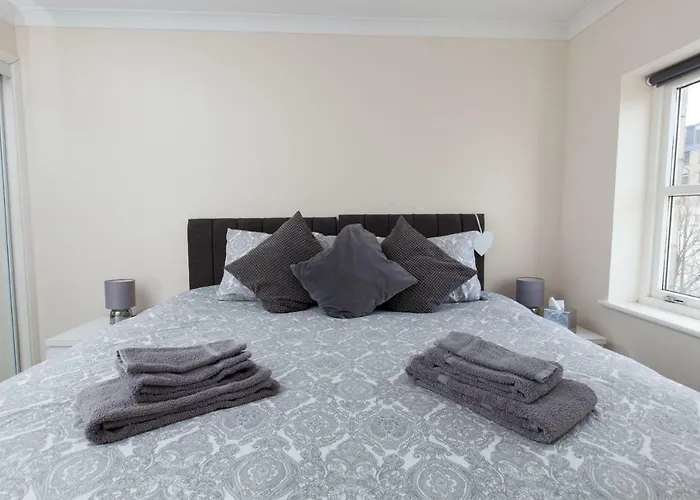 Amazing Apartments - Annandale St Near The Playhouse - Free Parking *