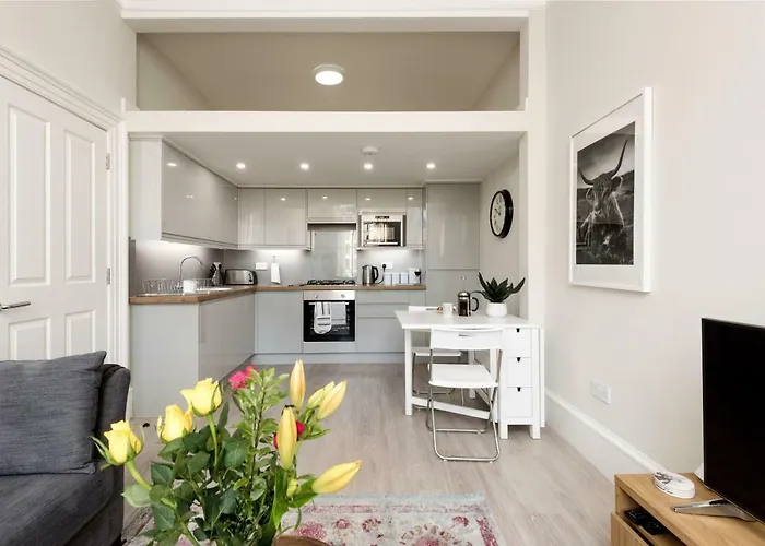 The Street אדינבורו