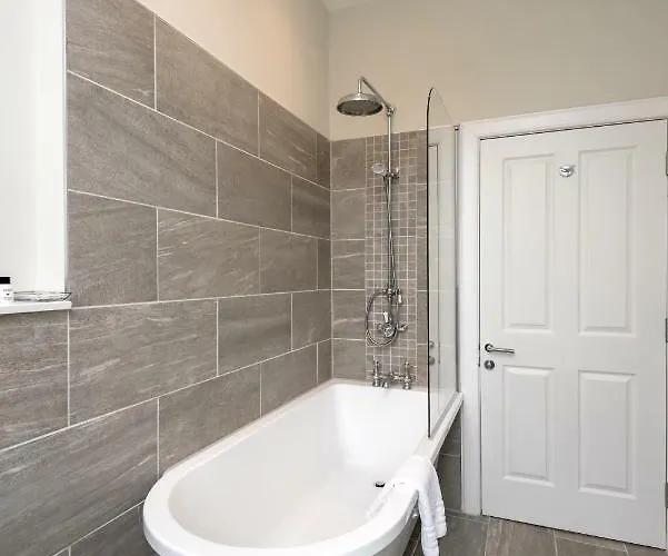 The Street אדינבורו