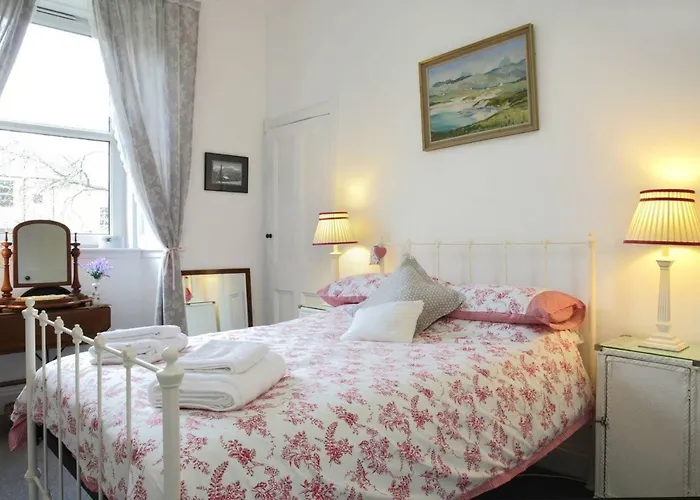 5 Star Beautiful & Vintage, Spacious In Chic Location! *