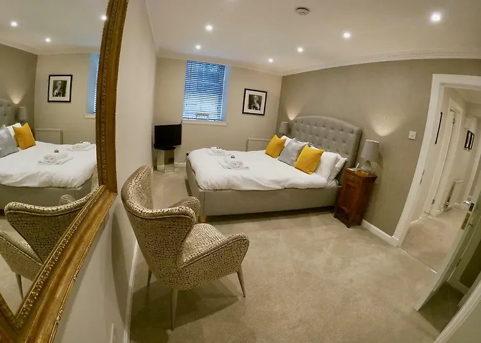 Escape To @ Abercromby Place Apartment