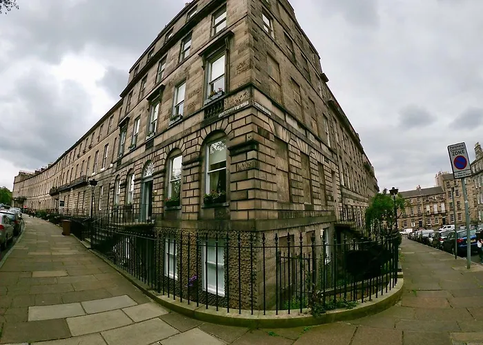 Escape To @ Abercromby Place *