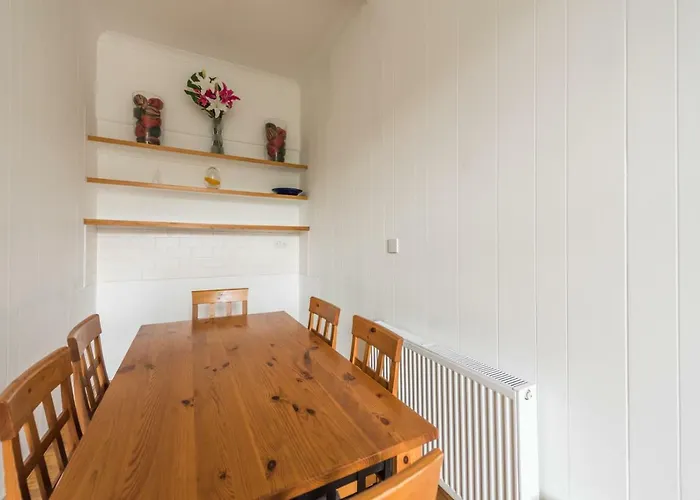 3 Bed Overlooking Meadows Park شقة