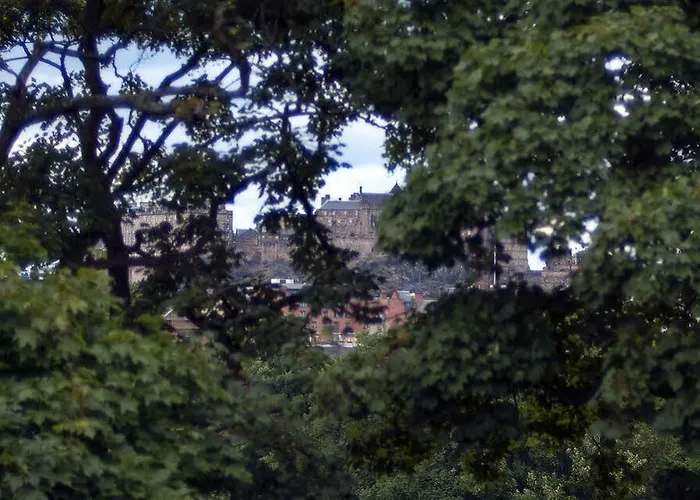 3 Bed Overlooking Meadows Park *