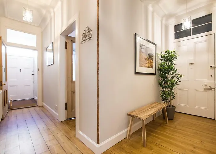 Beautiful, Traditional 2 Bedroom Main Door Flat Edinburgh