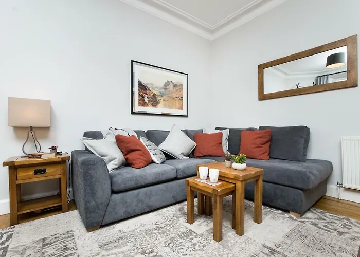 Beautiful, Traditional 2 Bedroom Main Door Flat * Edinburgh