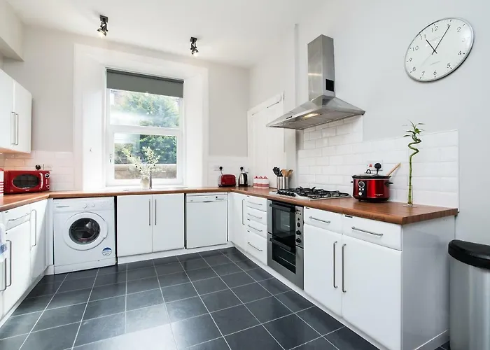 Beautiful, Traditional 2 Bedroom Main Door Flat *