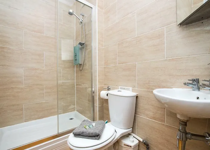 Beautiful, Traditional 2 Bedroom Main Door Flat