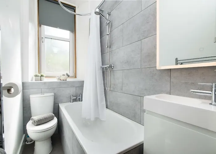 Beautiful, Traditional 2 Bedroom Main Door Flat Apartmán Edinburgh