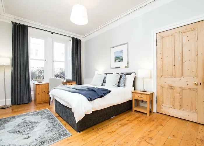 Beautiful, Traditional 2 Bedroom Main Door Flat *