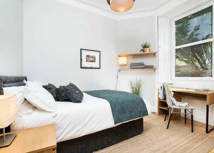 Beautiful, Traditional 2 Bedroom Main Door Flat Edinburgh
