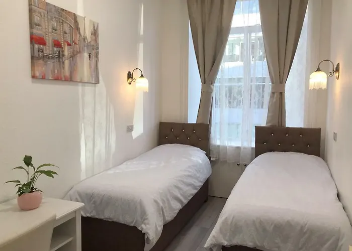 Апартаменты Lothian Center *