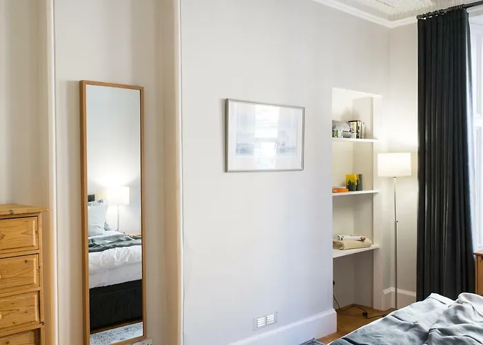 Beautiful, Traditional 2 Bedroom Main Door Flat *
