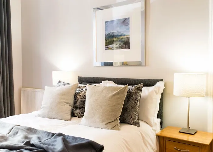 Beautiful, Traditional 2 Bedroom Main Door Flat