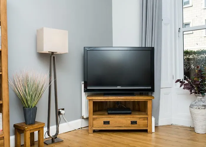 Beautiful, Traditional 2 Bedroom Main Door Flat Edinburgh