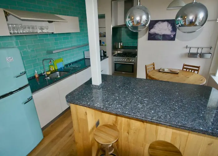 Spacious 2 Bed Next To Royal Mile & Waverley Edinburgh