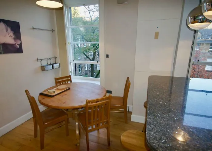 Spacious 2 Bed Next To Royal Mile & Waverley Edinburgh