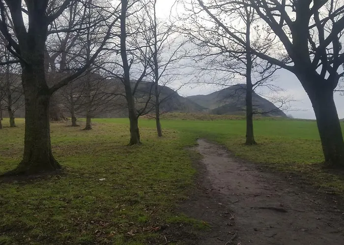 Апартаменты Holyrood Park *