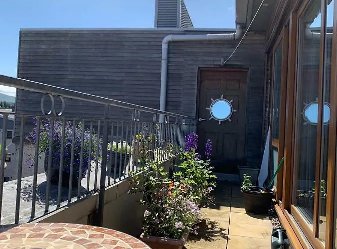 5 Bedroom Penthouse * אדינבורו