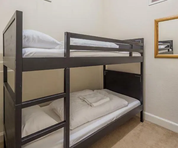3 Bed Overlooking Meadows Park *