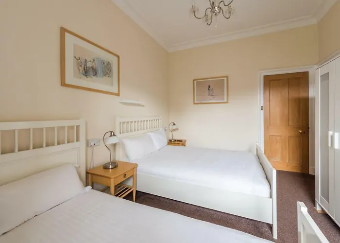 3 Bed Overlooking Meadows Park * Эдинбург