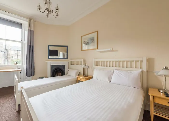 3 Bed Overlooking Meadows Park شقة