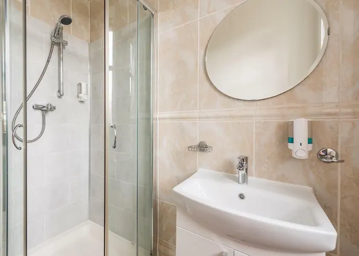 3 Bed Overlooking Meadows Park شقة