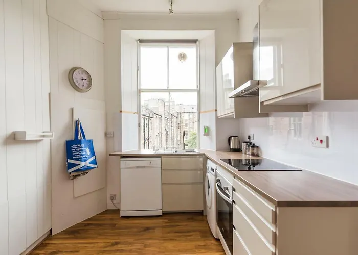 3 Bed Overlooking Meadows Park *
