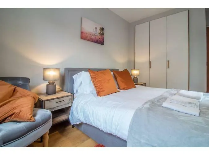 And Stylish One Bedroom דירה *