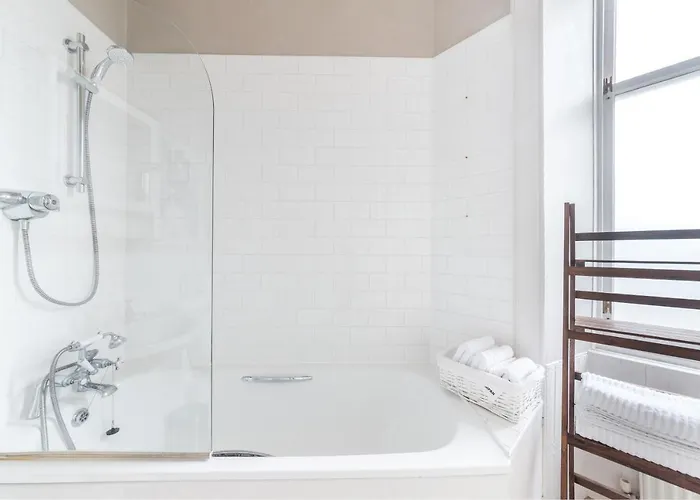 Spacious & Unique 1 Bed With Wifi דירה *