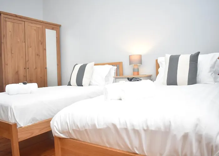 East Claremont - Beautiful 2br In