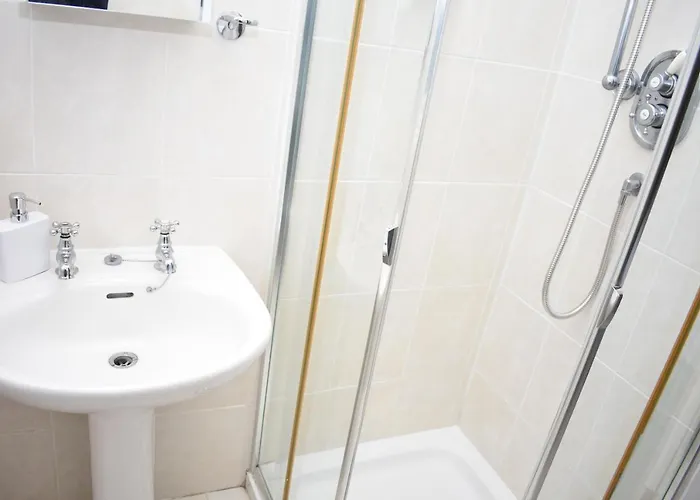 East Claremont - Beautiful 2br In