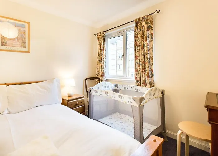 Central & Stylish 3 Bedroom, 2 Bath, Free Parking * 에든버러