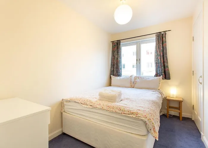 Central & Stylish 3 Bedroom, 2 Bath, Free Parking *