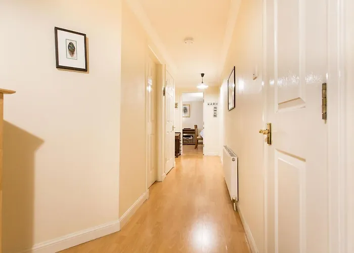 Central & Stylish 3 Bedroom, 2 Bath, Free Parking 아파트