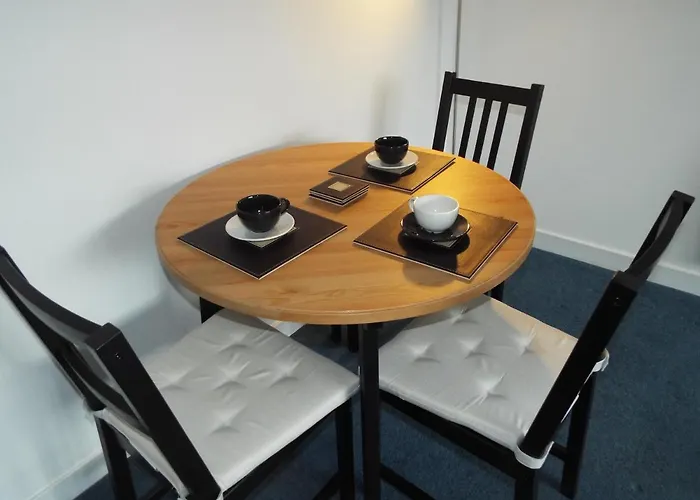 Ideal Location With Free On-site Private Parking אדינבורו