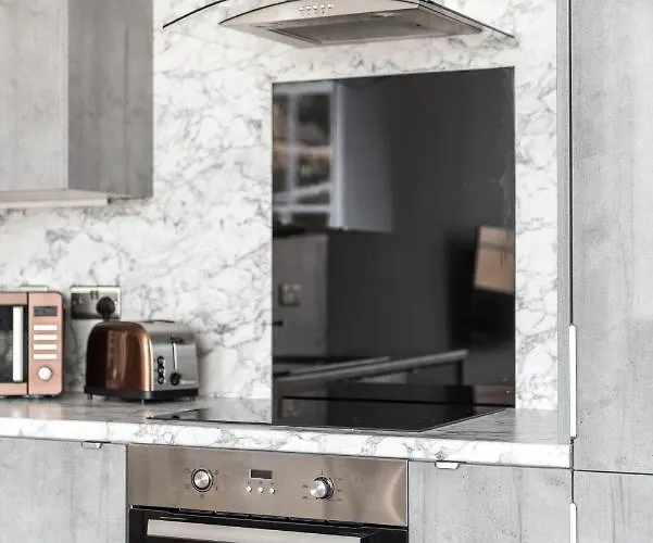 Spacious Newly Refurbished דירה אדינבורו