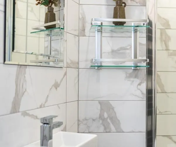 Spacious Newly Refurbished דירה אדינבורו