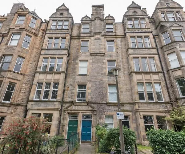 3 Bed Overlooking Meadows Park *