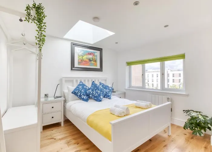 Bright 3 Bed Flat With Pool & Parking 爱丁堡